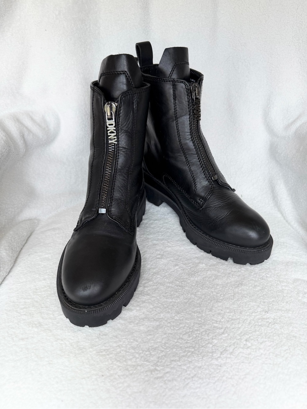 DKNY Womens Black Leather Front Zip Combat Lug Sole Ankle Boots K3227 Size 8